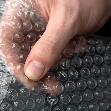 JUEGO ROMPER BURBUJAS DE PLÁSTICO HASTA EXPLOTARLAS